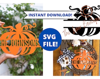 Puede incluir: Un archivo SVG descargable digitalmente de una calabaza con un diseño dividido para agregar un nombre. La calabaza es naranja y tiene un tallo y hojas. El texto "The Johnsons" está dentro de la calabaza. La imagen muestra el diseño utilizado como colgador de puerta y como letrero independiente.