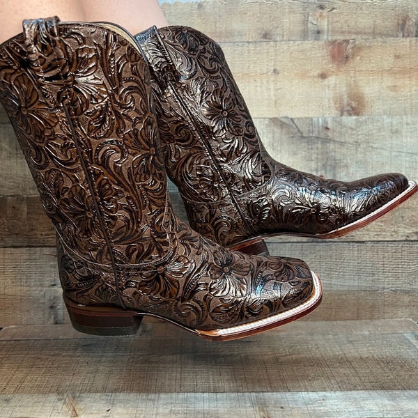 Women Cowgirl Hand Tooled FULLY Embossed Print Square Toe boot Bota Vaquera Estilo Rodeo Cincelada Est. Leah Calzatti