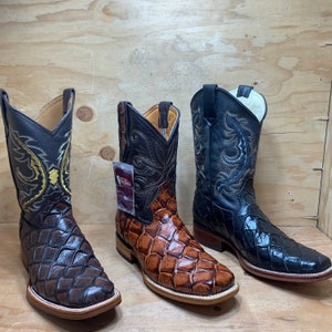 Men Cowboy Western Square Toe Piraruco/ Fish Print Boot Bota vaquera de pescado impresa Est. 700 Miel Est. 722 NyC