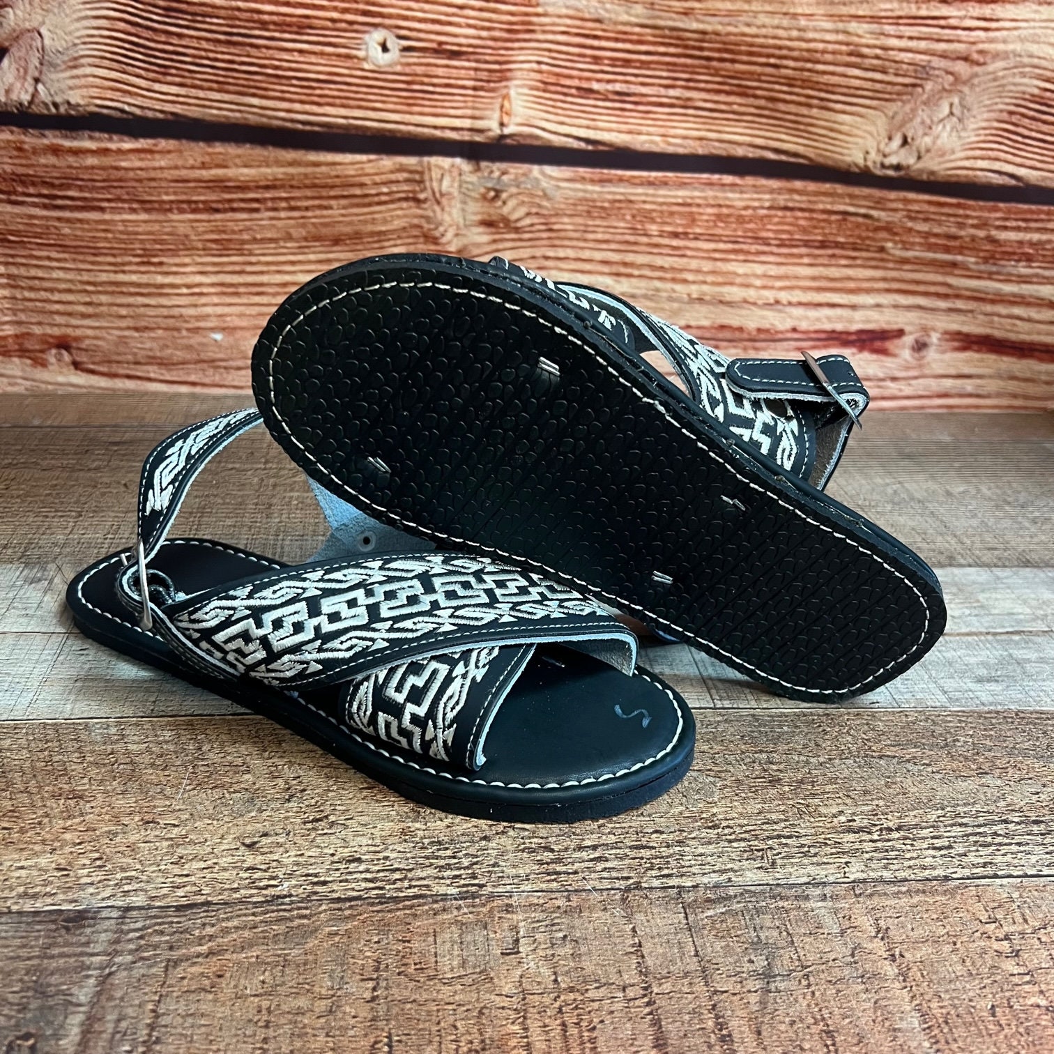 MENS EMBROIDERED HUARACHE Mexican Sandals With Cushioned 