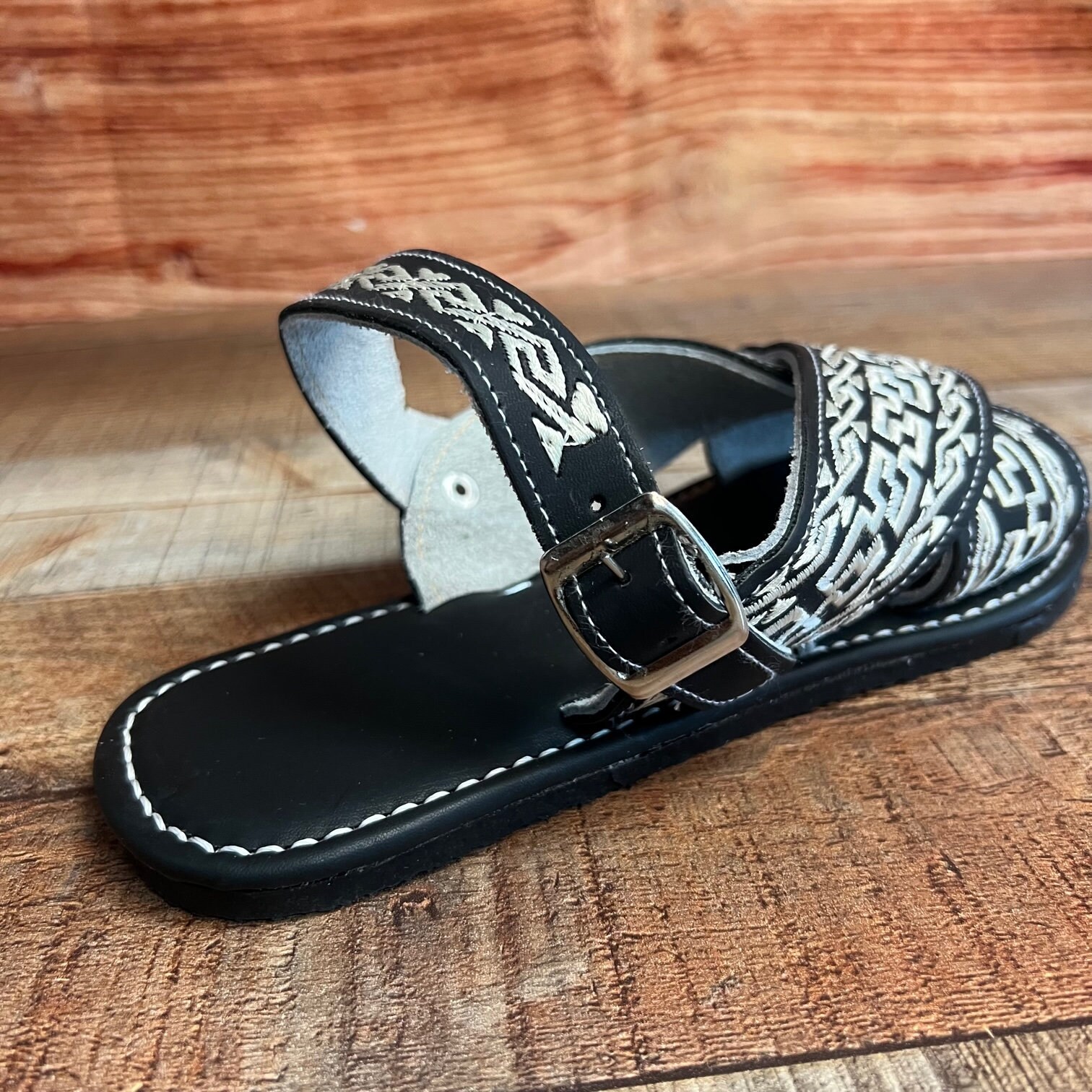 Men’s artesian Mexican black sandals/Huarache Cushioned soles Huarache Acojinado MENS EMBROIDERED HUARACHE Mexican Sandals With Cushioned  main image 4