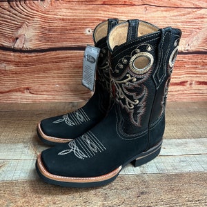 Short cowgirl boots store square toe