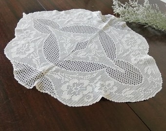 Vintage Doillies - Crocheted Napron in Fine Lace - Retro Home Decor