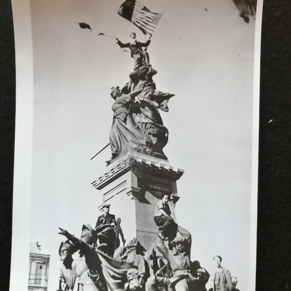 World War II Press Photo in black and white Liberation Saint-Quentin 1944 - U.S.I.S Authorized Press Photo