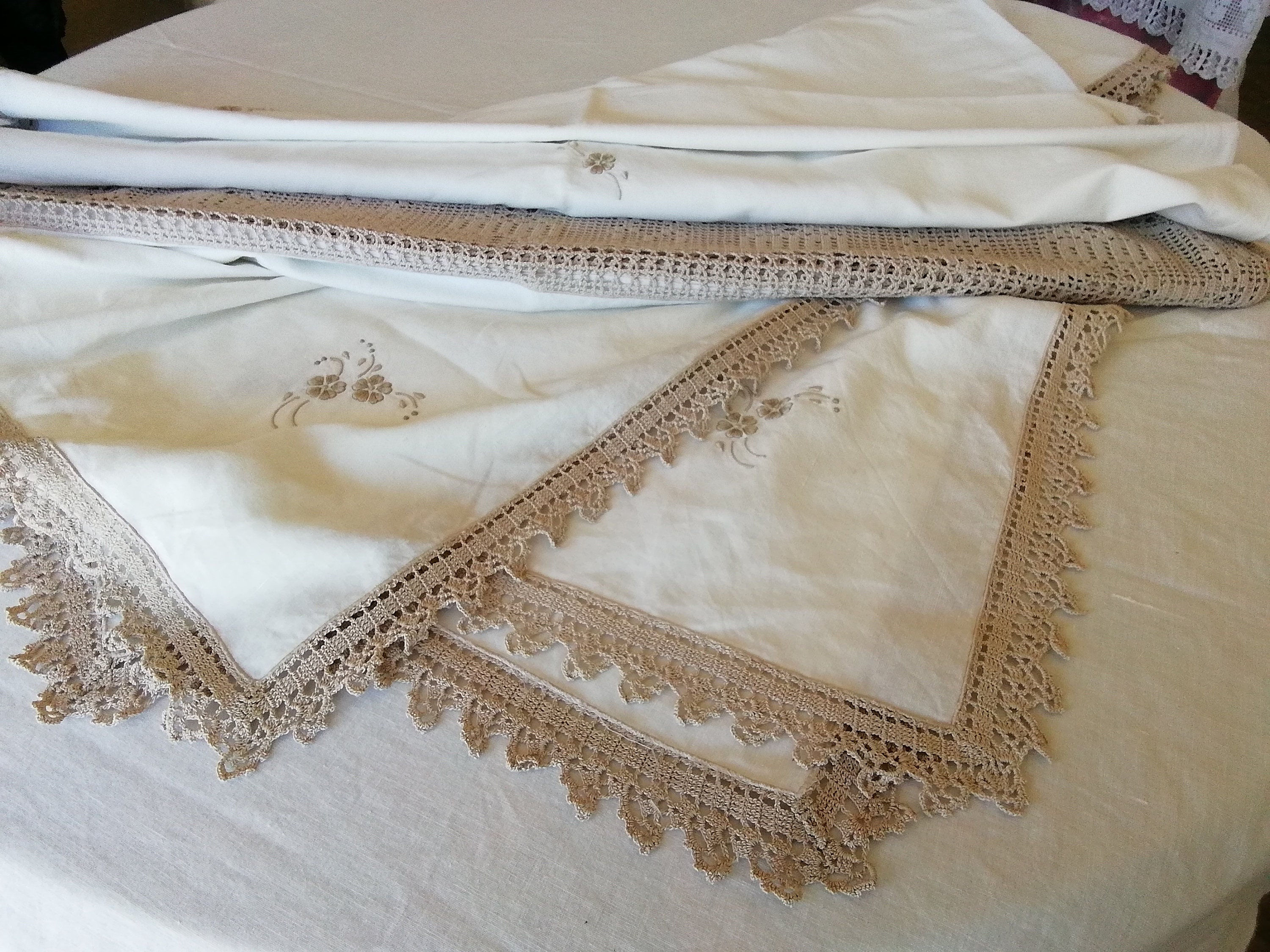 Blanc Mariclo nappe en dentelle série Dentelle cm.160x160 couleur ivoire variante fleurs
