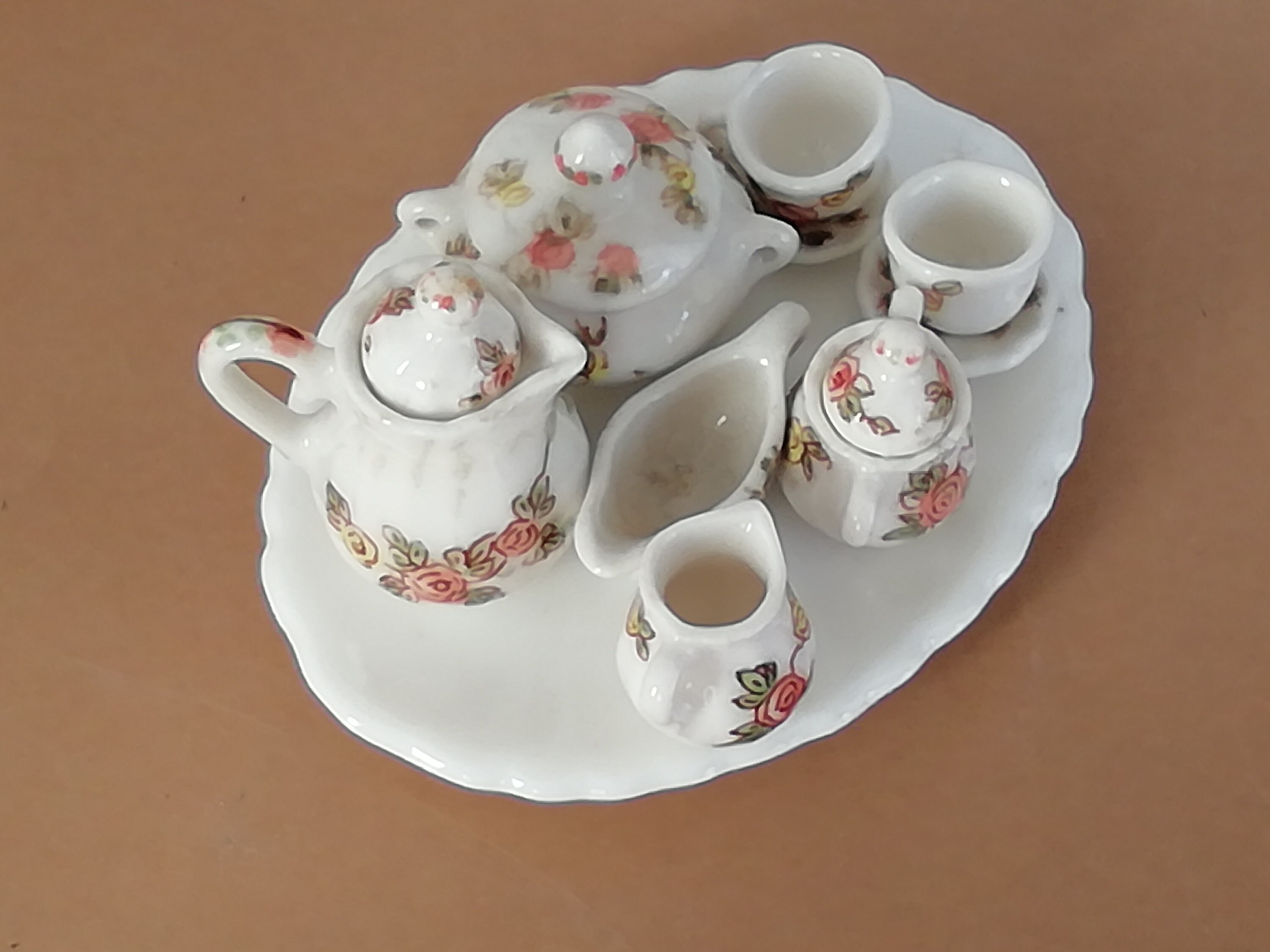 ヴィンテージ磁器ミニチュアティーセット：手描きのドールハウスの優雅