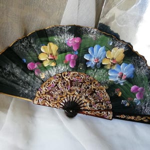 French Courtship Fan - Vintage 1980s Hand-Painted French Fabric Fan – Elegant Decorative Folding Fan, Retro Parisian Accessory
