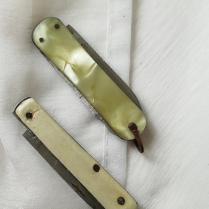 Vintage 50&#39;s/60&#39;s Set of 2 Collector&#39;s Pocket Knives - Mother of Pearll Handles