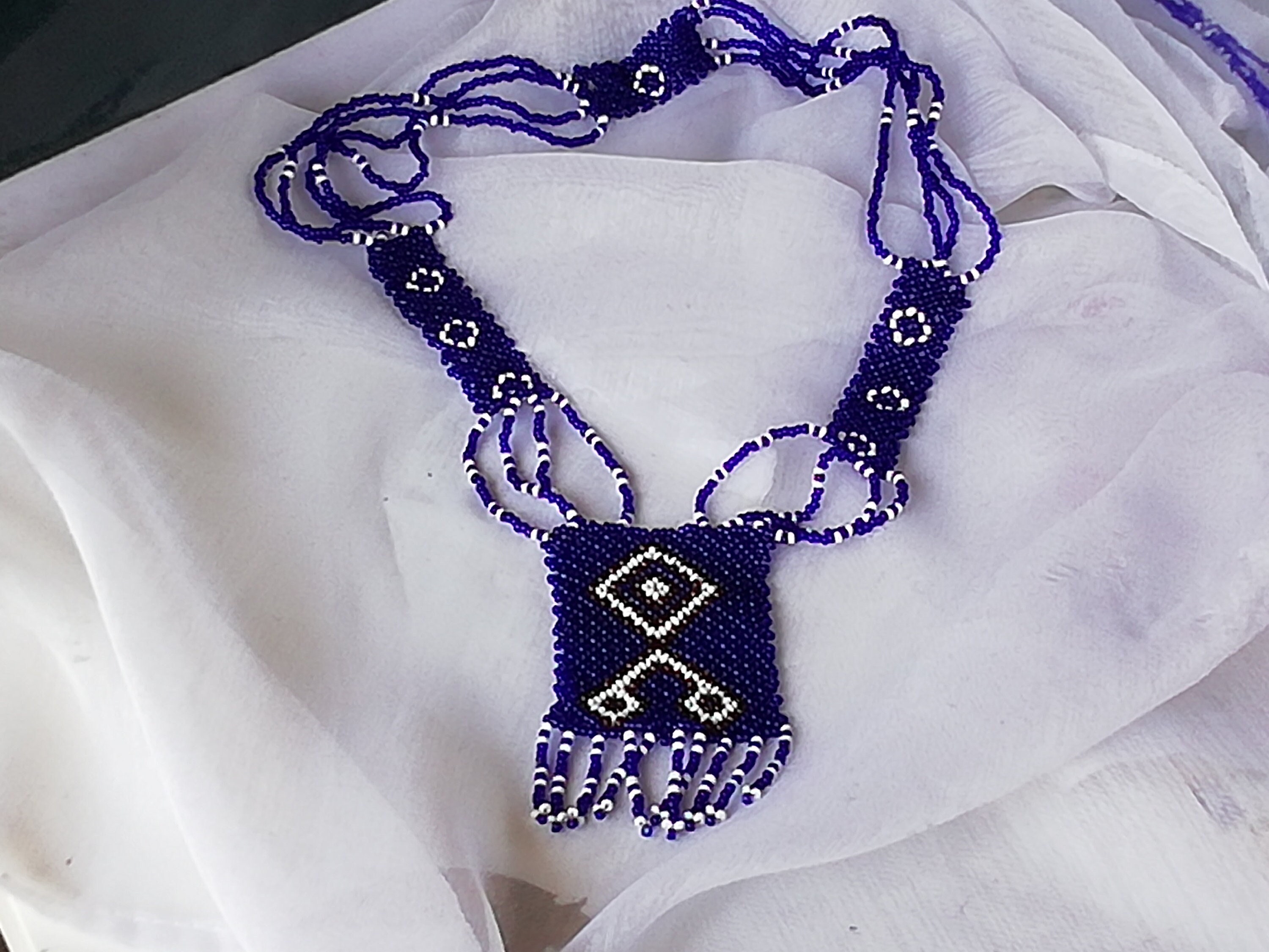 Collier Ethnique Africain Ras-du-cou - Petites Perles Irisées Noires - Fermoir à Vis - Occasion