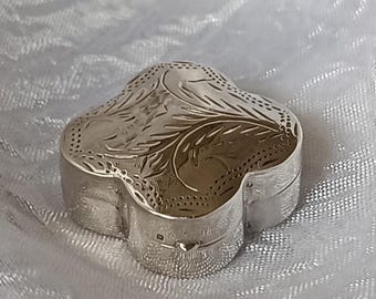 Vintage Schmuckdose aus Sterlingsilber in Kleeblattform, gravierte Pillendose