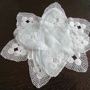 Set of 5 Vintage Doillies - Crochet Doilies - Shabby Chic Lace Placemats for Princess Bedroom Decor - artisan Work