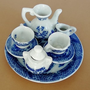 Vintage Porcelain Miniature Tea Service for Dolls&#39; Houses - Exquisite Collectible for Tiny Elegance