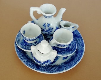 Vintage Porcelain Miniature Tea Service for Dolls' Houses - Exquisite Collectible for Tiny Elegance