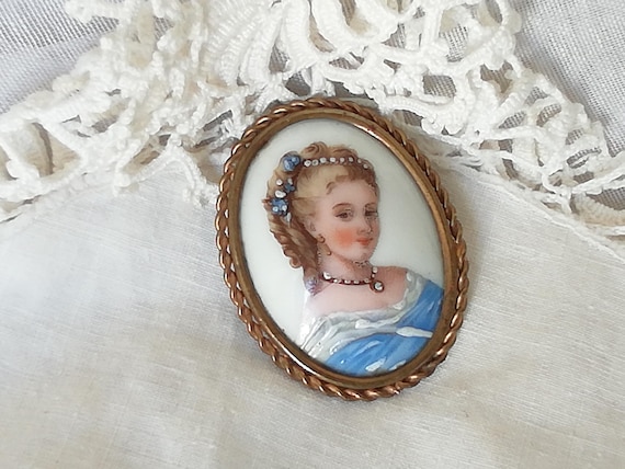 Petite Broche Ancienne Ovale En Porcelaine De Limoges - Portrait De Femme - Bijou Vintage Occasion