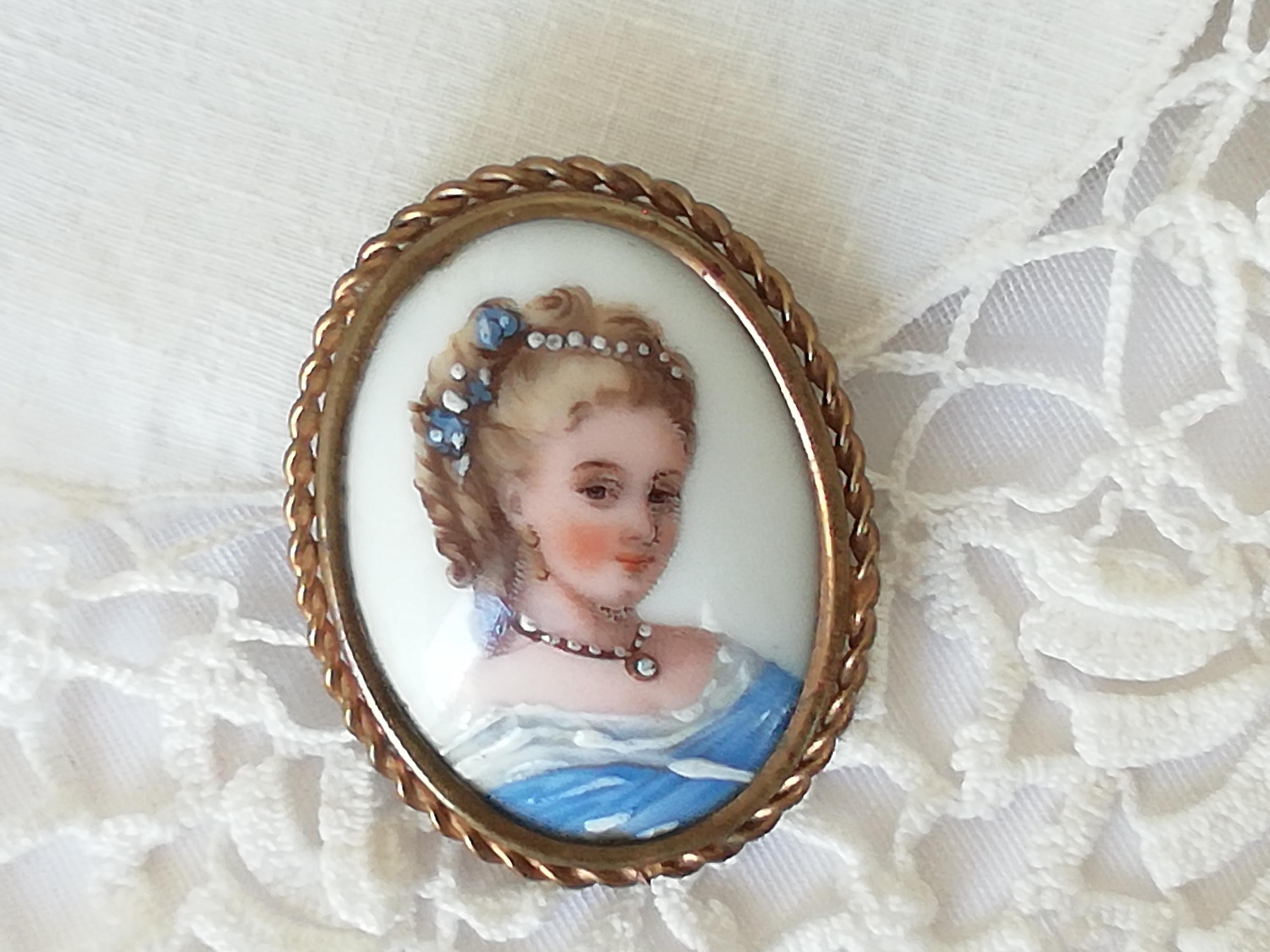 Vintage Limoges Porcelain Brooch – Hand-painted Cameo, French