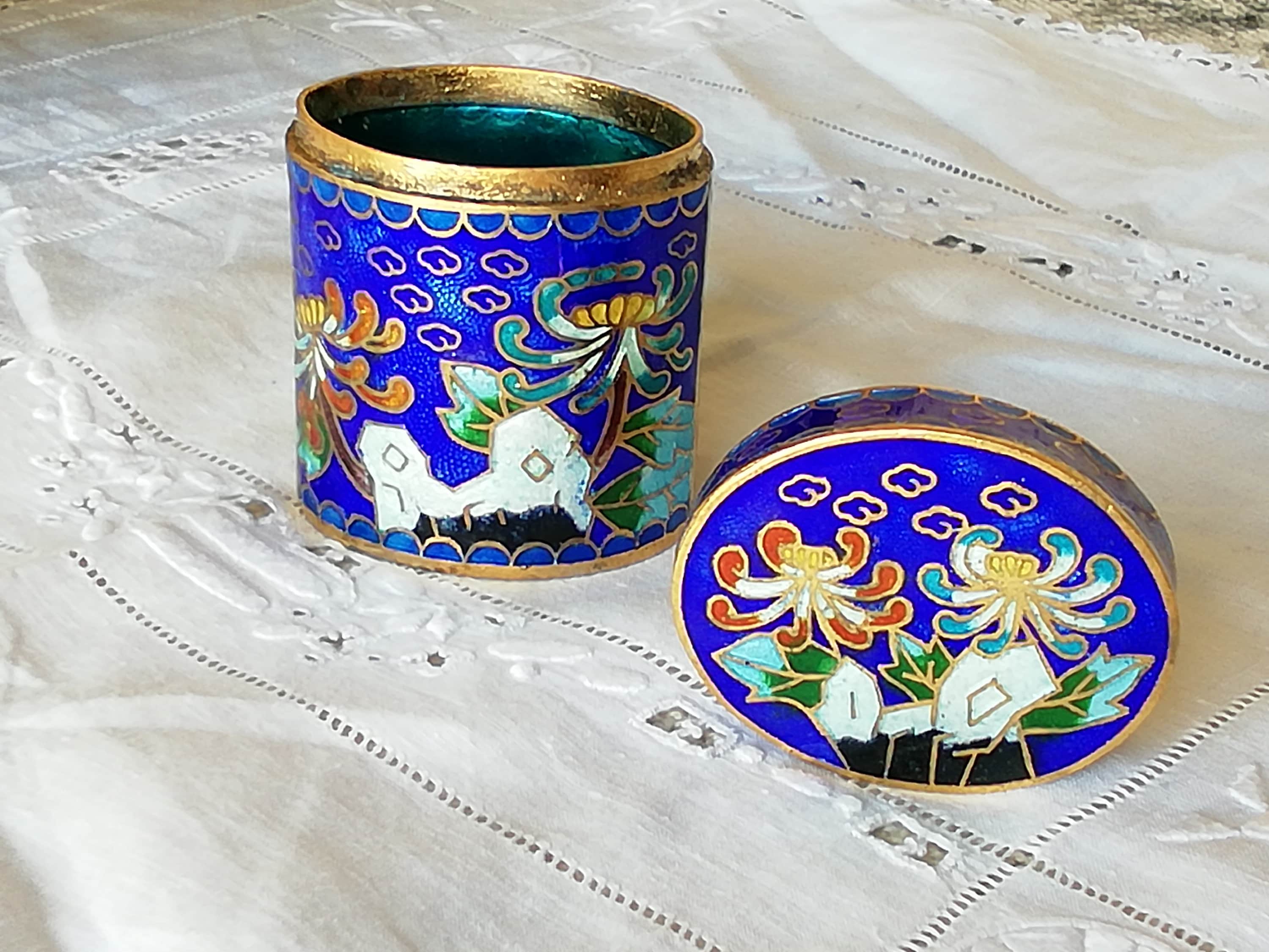 Vintage Chinese Cloisonne Trinket Box. Enameled /bronze. Home