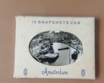 Map met snapshots Amsterdam jaren 50 – set vintage Nederlandse souvenirfoto’s – zwart-witte minipostkaarten