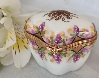 Vintage Madame Pompadour Porcelain Trinket Box – Hand Painted French Collectible Edition