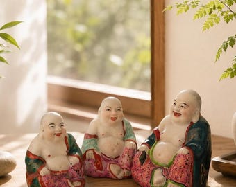 Statuette di Buddha cinesi d'epoca - Set di 3 statuette in biscotto dipinte a mano