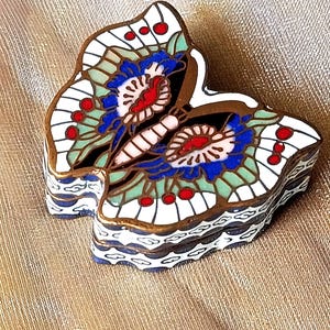 Cloisonné Butterfly Trinket Box: Chinese Enamel Pill Box