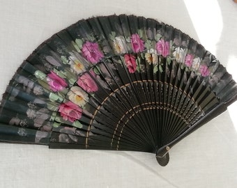 Antique Elegance: Japanese Hand Folding Fan with Hand-Painted Flowers Pattern and Lacquer Wood Frame. 1950's.