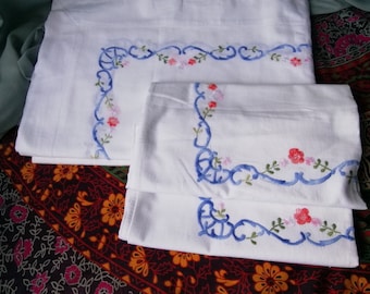 Vintage Embroidered Sheets with Matching Pillowcases from the 1940s - One-of-a-Kind Collectible Bedding Set- Artisan work