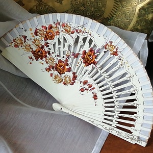 Vintage hand fan. Chinese folding  fan in lacquered wood. Hand painted.
