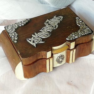 Vintage Schmuckschatulle aus dem 19.Jahrhundert mit Silbereinlagen - Art Deco-Design, Antike Holzbox, dekorative Aufbewahrung, Sammlerstück.