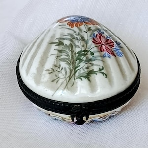 Antique French Porcelain Shell-Shaped Trinket Box – Hand-Painted Collectible