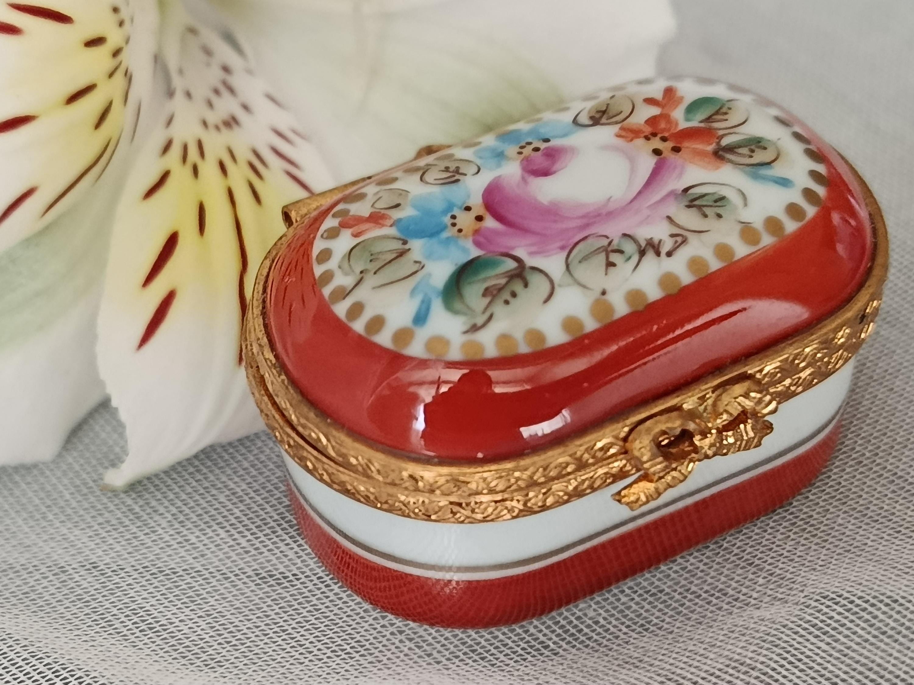 リモージュ手描き陶器ピルケース フランス・リモージュ製磁器製ピルケース 手描きサイン入り限定版