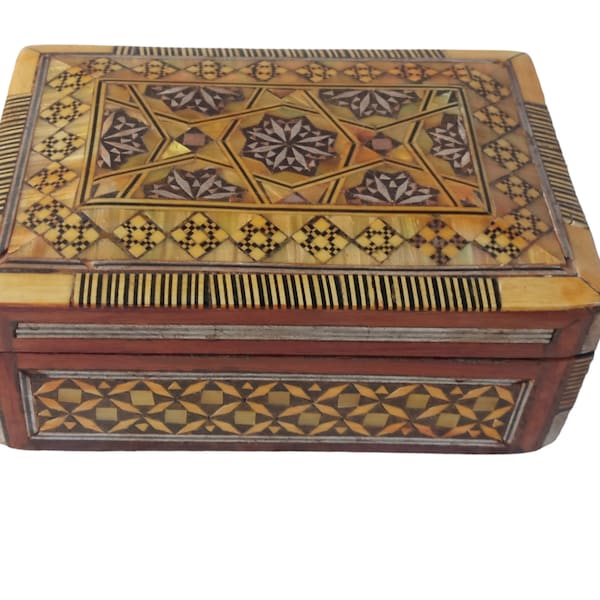 Boîte à bijoux ancienne du Moyen-Orient incrustée de nacre - Pièce artisanale faite main avec intérieur en velours rouge