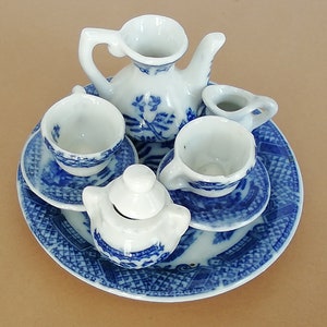 Vintage Porcelain Miniature Tea Service for Dolls' Houses - Exquisite Collectible for Tiny Elegance