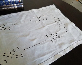 Rzemieślniczy haft ręczny na bieżniku z lnianego materiału w stylu vintage. Wykonany na krośnie. Praca rzemieślnicza