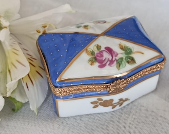 Porcelanowe pudełko na drobiazgi z ręcznie malowaną grafiką Madame Pompadour – francuski prezent kolekcjonerski w postaci pierścionka