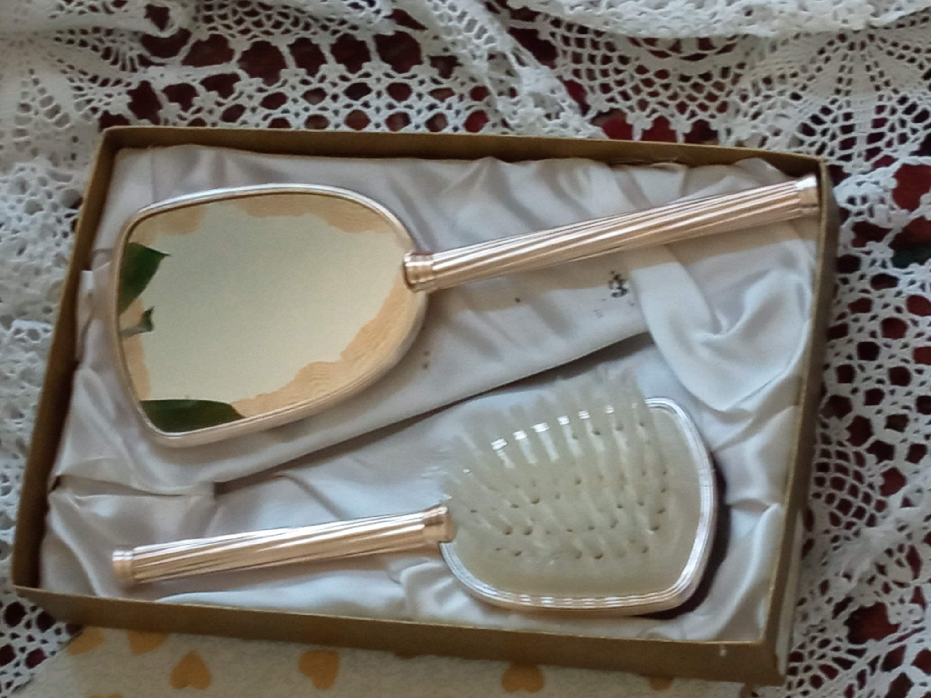 VTG Embroidered Comb & Mirror Set - EXC. COND.!!! Vintage Gold & Silver, Mirror Brush Comb Vanity Set Roses  main image 4