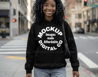 Gildan 18500 schwarzer Hoodie Mockup, G185 Kapuzen-Sweatshirt Pullover, schwarzes Modell, trendiger Lebensstil, Afroamerikanerfrau, Gildan Pod Mockup