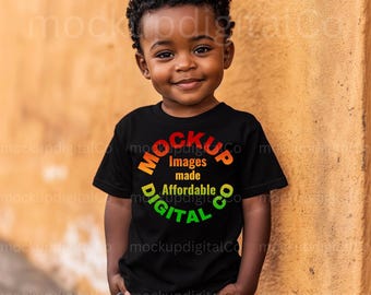 Maqueta de camiseta negra para niños Bella Canvas 3001T Maqueta de niño negro pequeño Maqueta de modelo afroamericano para niños pequeños Maqueta de camiseta para exteriores para niños