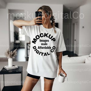 Maquete de camiseta branca Gildan 64000, maquete de camisa branca Gildan 64000, maquete de modelo, maquete de camiseta grande, maquete de camiseta estilo soft 64000