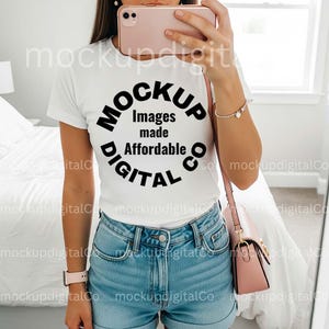 Maquete de camiseta branca Gildan 64000 | Maquete de camisa branca Gildan | Maquete de modelo feminina | Maquete de selfie feminina verão outono | Maquete de camiseta branca