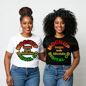 Op de afbeelding: Twee vrouwen dragen T-shirts met een cirkelvormig ontwerp met de tekst "MOCKUP Images made Affordable DIGITAL CO". Het ontwerp is in een regenboogkleurenschema. De vrouwen dragen een blauwe jeans.