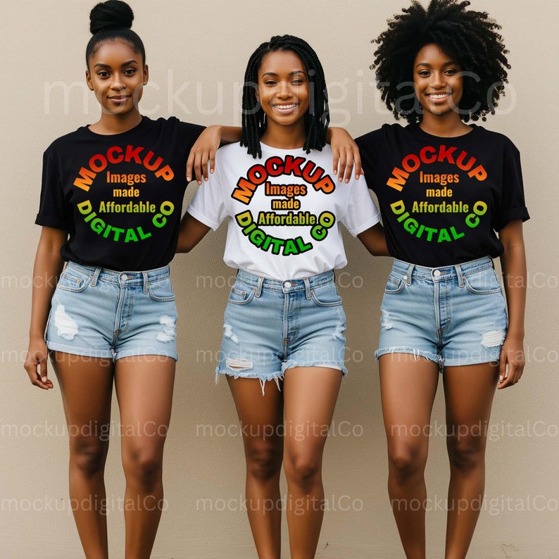 K&ouml;nnte beinhalten: Drei Personen tragen schwarze und wei&szlig;e T-Shirts mit dem Text "MOCKUP Images made Affordable DIGITAL CO" in einem Regenbogen-Farbschema. Die Personen stehen vor einer beigefarbenen Wand.