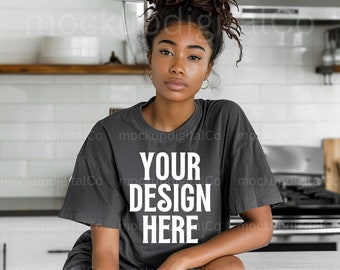 Pepper Comfort Colors 1717 T-Shirt Mockup, Schwarzes Modell Mockup, Comfort Colors T-Shirt Mockup, Afroamerikaner Boho Aesthetic POD Mockup