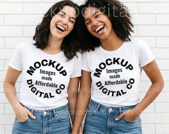 Wit Bella Canvas 3001 T-shirtmodel | Mockup wit overhemd BC3001 | Mockup T-shirt beste vrienden | Bijpassende T-shirts | Lifestyle-mockup voor vrienden