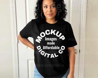 Maqueta de camiseta negra Bella Canvas 3001 para modelo latina, maqueta de camiseta negra para mujer hispana diversa, maqueta con estilo estético informal para el hogar