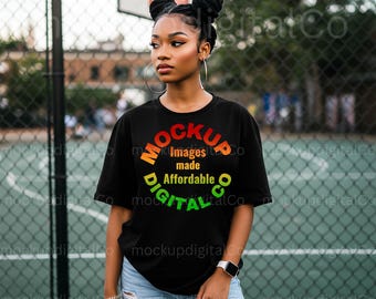 Komfortfarben 1717 Schwarzes T-Shirt Mockup, schwarzes Modell Mockup, Sommer Mockup, Afroamerikanerfrau, Lebensstil der schwarzen Frauen, Trendy Mockup