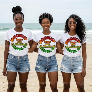 3 人の女性 Bella Canvas 3001 ホワイト T シャツ モックアップ 友達のモックアップ 女子旅行のモックアップ グループ モックアップ アフリカ系アメリカ人女性のビーチの独身パーティーのモックアップ