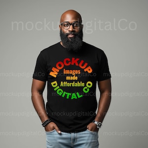 Puede incluir: Una camiseta negra con un dise&ntilde;o gr&aacute;fico colorido que dice "MOCKUP IMAGES MADE AFFORDABLE DIGITALCO".