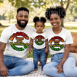 Può includere: Una famiglia di tre persone indossa magliette bianche e jeans abbinati, seduti su una coperta all'aperto. Le magliette presentano un design circolare con le parole "MOCKUP Images made Affordable DIGITAL Co" in un font colorato.