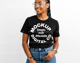 Mockup di maglietta nera Bella Canvas 3001, mockup di camicia BC3001, modella nera, mockup di maglietta nera da donna in stile Trendy Studio Aesthetic