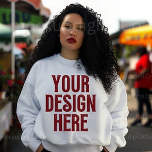 Pode incluir: Uma camisa de moletom branca com o texto "YOUR DESIGN HERE" em letras vermelhas.
